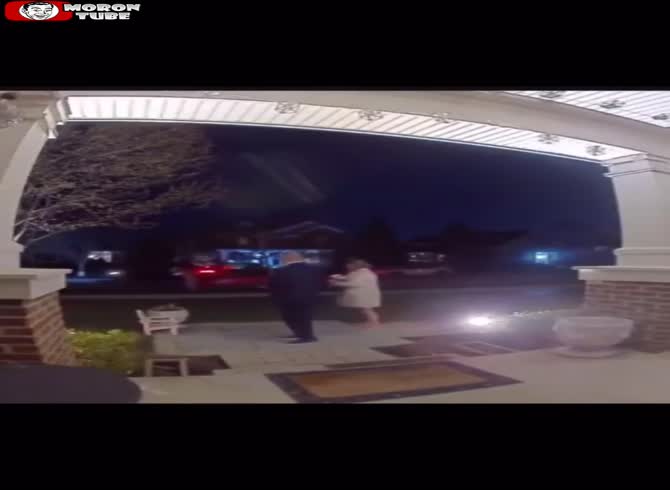 Video :Three armed guys robbed a couple in front of their Glenview residence